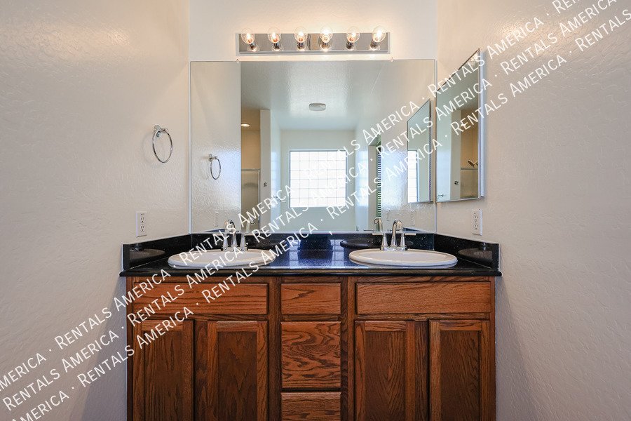 Spacious 4 bed 3 bath With Move In Special property image