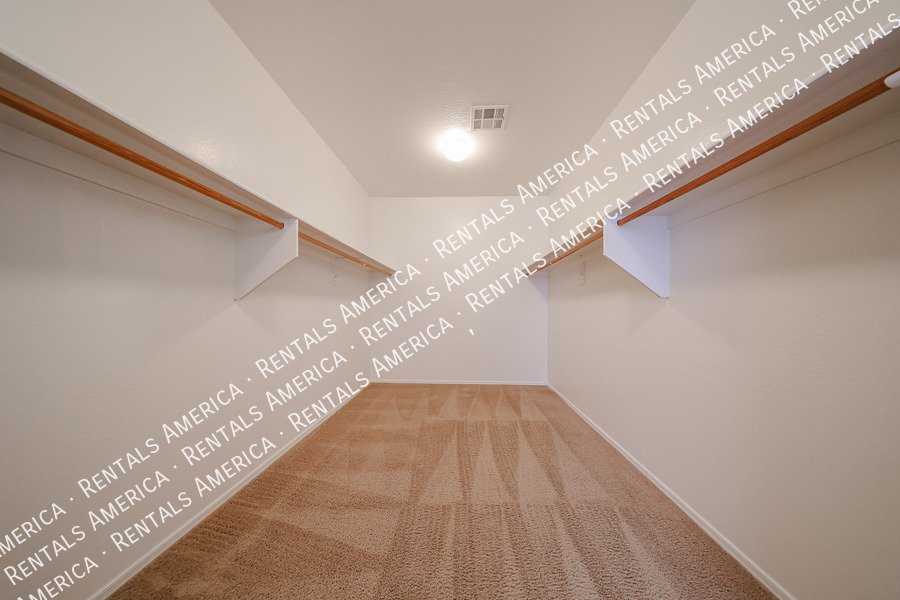 Spacious 4 bed 3 bath With Move In Special property image