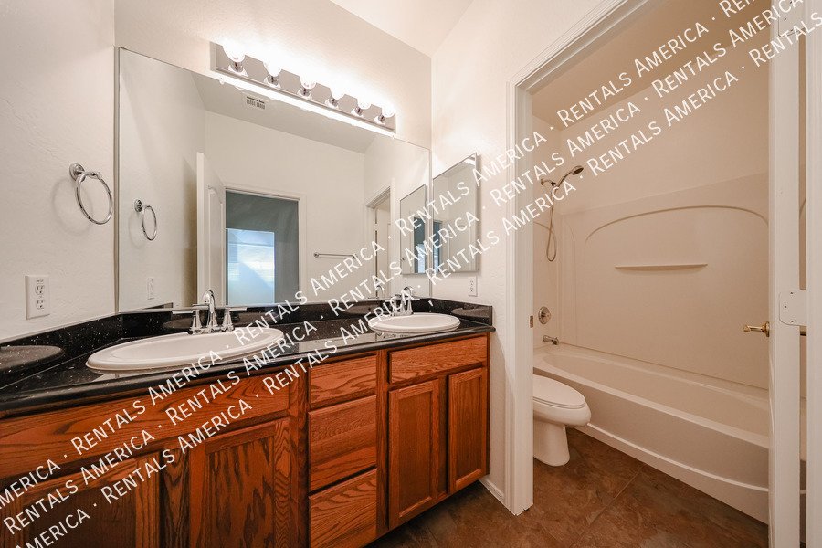 Spacious 4 bed 3 bath With Move In Special property image