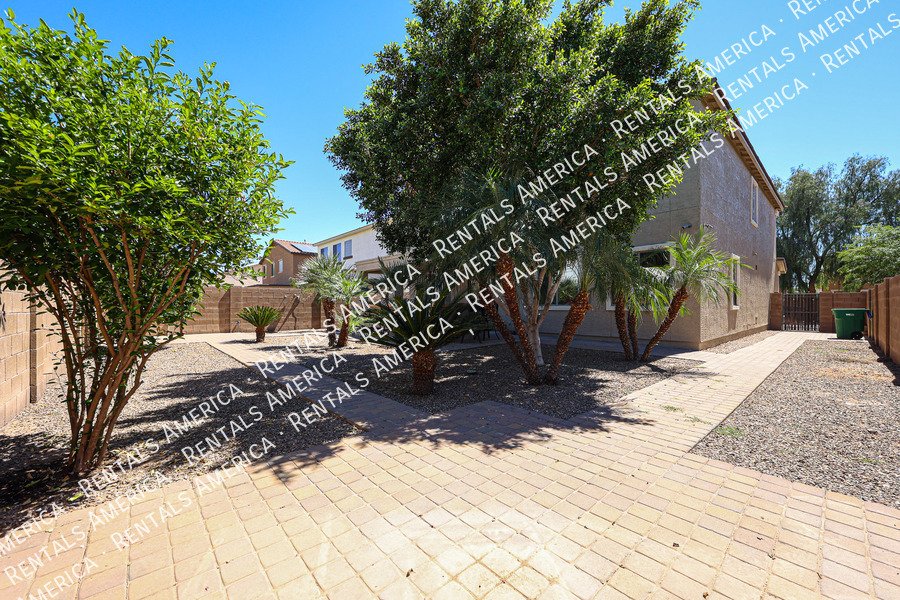 Spacious 4 bed 3 bath With Move In Special property image