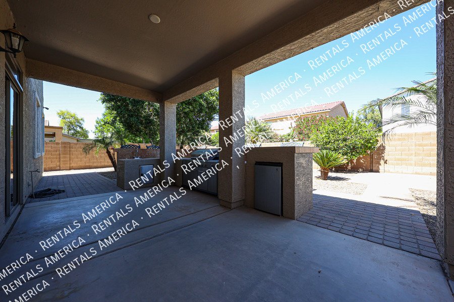 Spacious 4 bed 3 bath With Move In Special property image