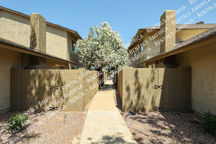 Condo w/ 1Car garage 2 bed 1 1/2 Bath, Community Pool property image