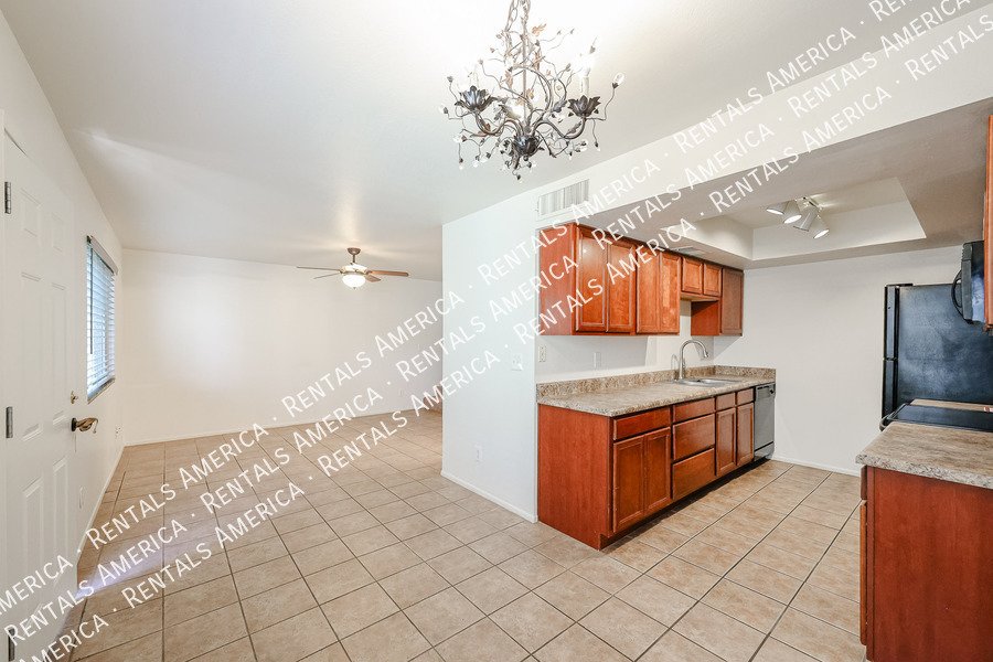Condo w/ 1Car garage 2 bed 1 1/2 Bath, Community Pool property image
