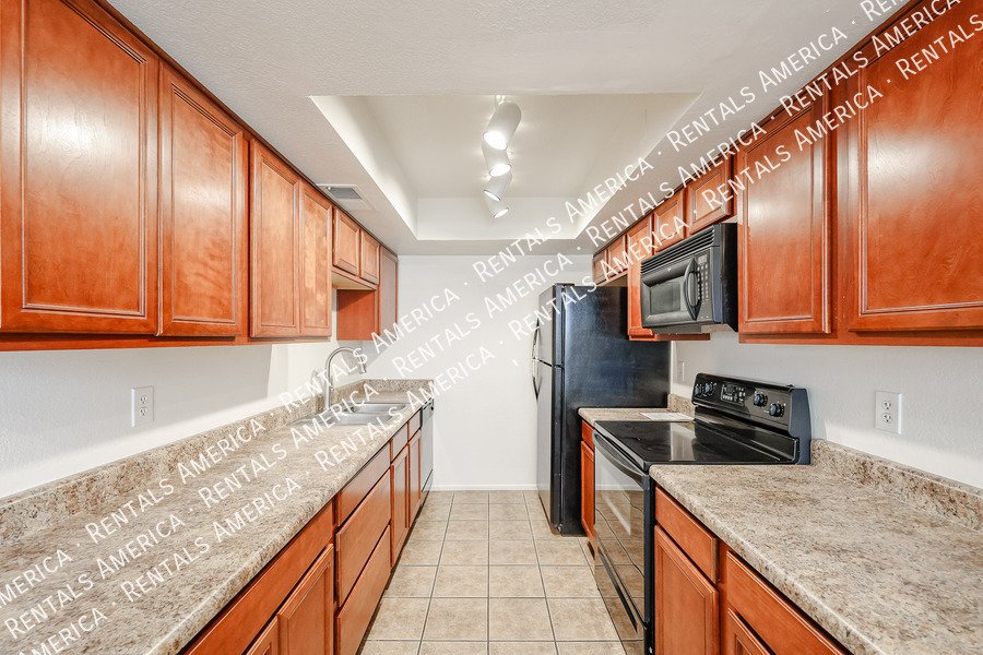 Condo w/ 1Car garage 2 bed 1 1/2 Bath, Community Pool property image