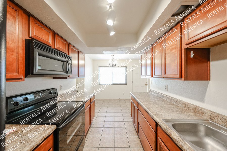 Condo w/ 1Car garage 2 bed 1 1/2 Bath, Community Pool property image