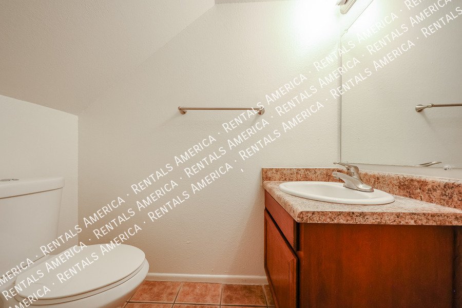 Condo w/ 1Car garage 2 bed 1 1/2 Bath, Community Pool property image