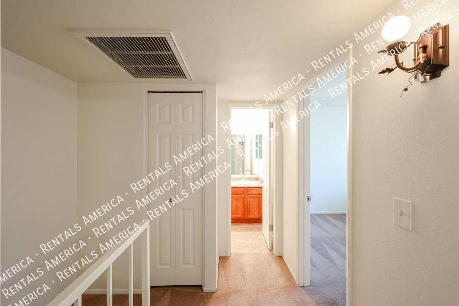 Condo w/ 1Car garage 2 bed 1 1/2 Bath, Community Pool property image