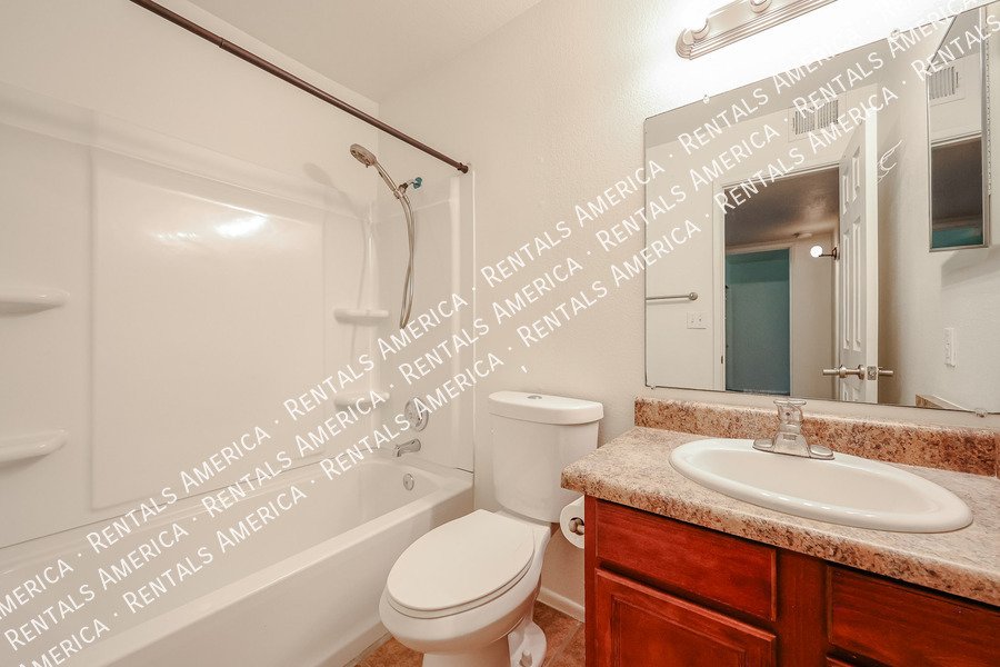 Condo w/ 1Car garage 2 bed 1 1/2 Bath, Community Pool property image