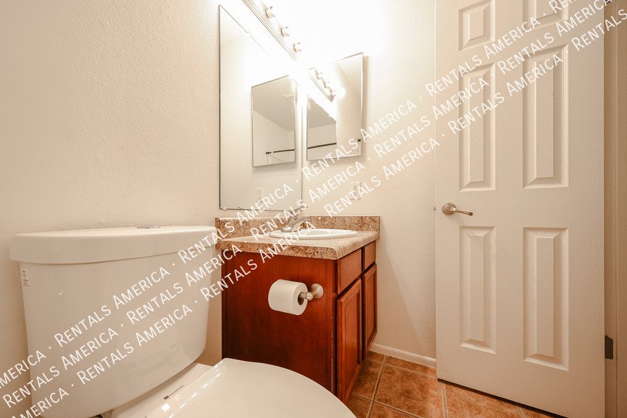 Condo w/ 1Car garage 2 bed 1 1/2 Bath, Community Pool property image