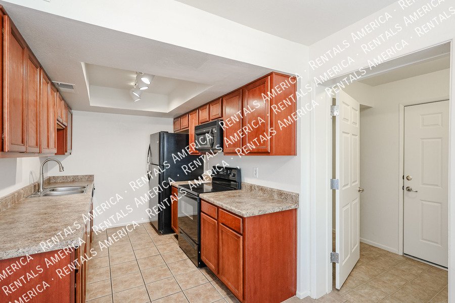 Condo w/ 1Car garage 2 bed 1 1/2 Bath, Community Pool property image