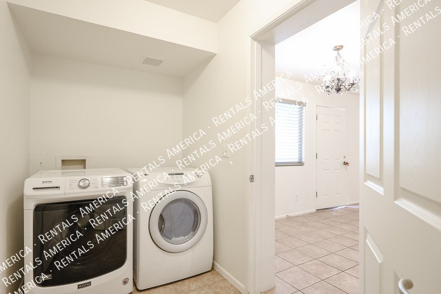 Condo w/ 1Car garage 2 bed 1 1/2 Bath, Community Pool property image