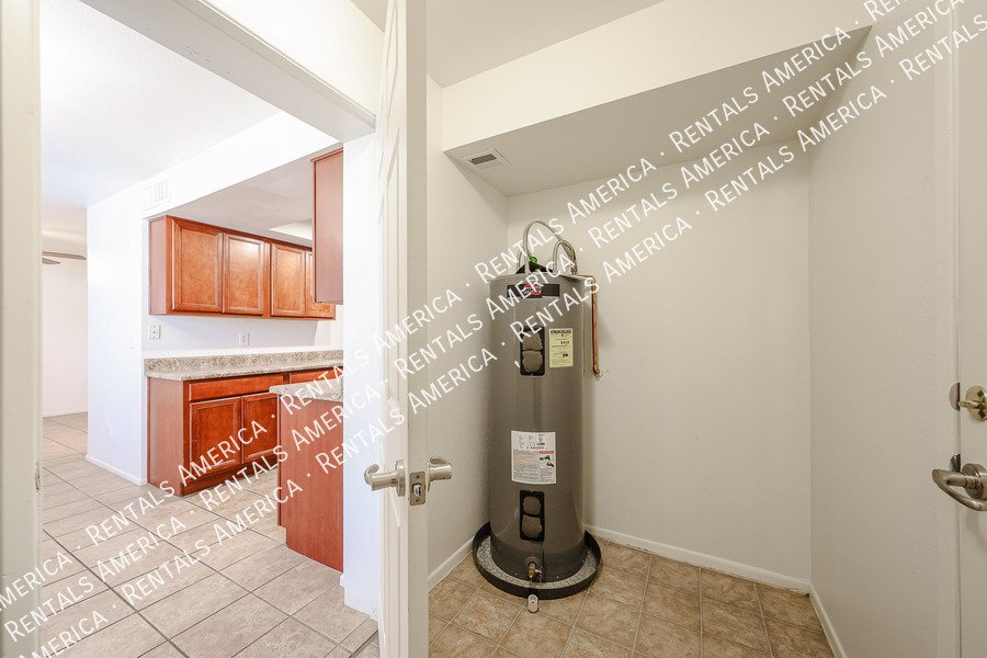 Condo w/ 1Car garage 2 bed 1 1/2 Bath, Community Pool property image