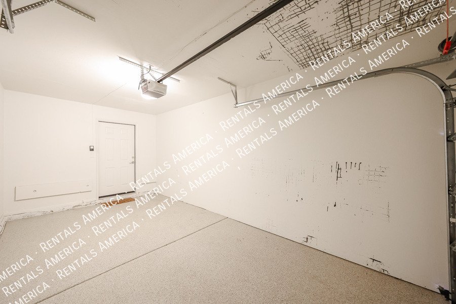 Condo w/ 1Car garage 2 bed 1 1/2 Bath, Community Pool property image