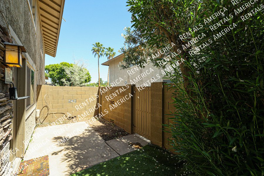 Condo w/ 1Car garage 2 bed 1 1/2 Bath, Community Pool property image