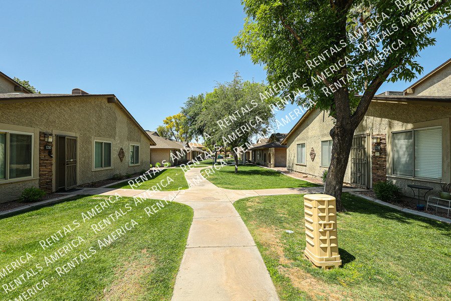 Condo w/ 1Car garage 2 bed 1 1/2 Bath, Community Pool property image