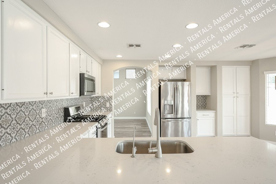 4 Bed 3 Bath Pool Home in Chandlers Copper Commons property image