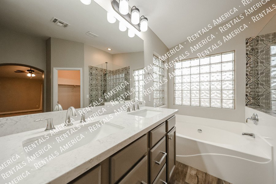 4 Bed 3 Bath Pool Home in Chandlers Copper Commons property image