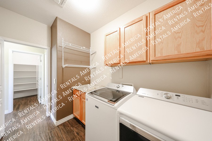 Spacious 4-bed, 2 1/2 bath home located in desirable San Tan Ranch property image