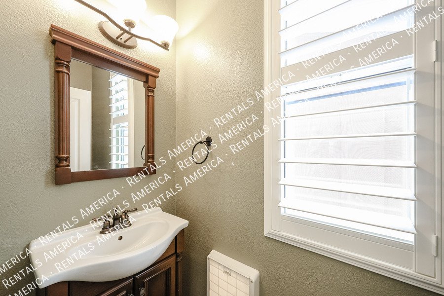 Spacious 4-bed, 2 1/2 bath home located in desirable San Tan Ranch property image