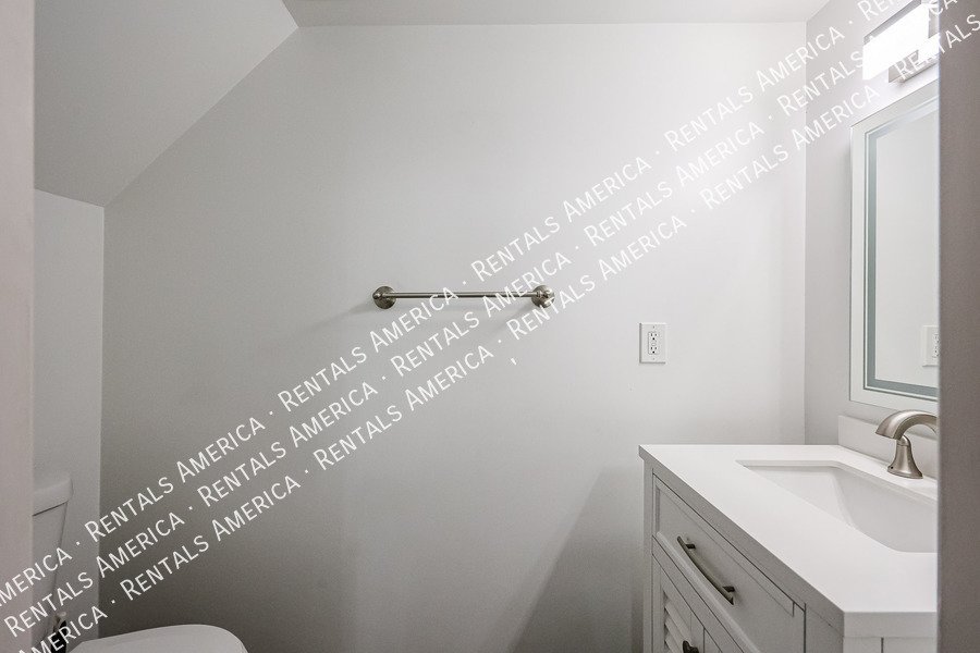 Must See! 2 bedroom 1.5 bath condo Available! property image