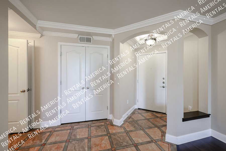 Great 2 bed, 2 bath condo with loft property image
