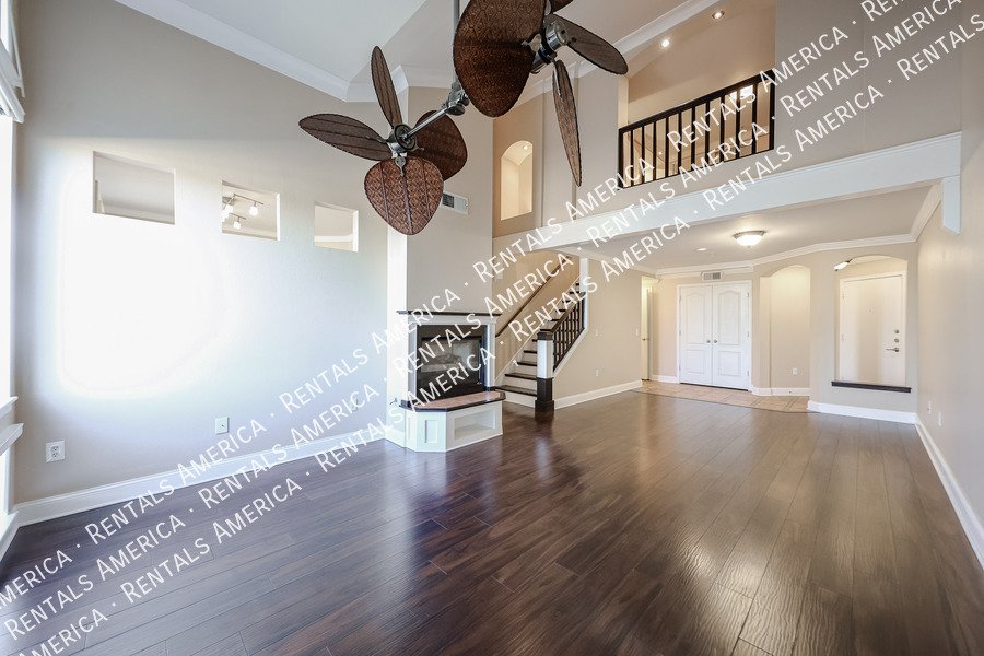 Great 2 bed, 2 bath condo with loft property image