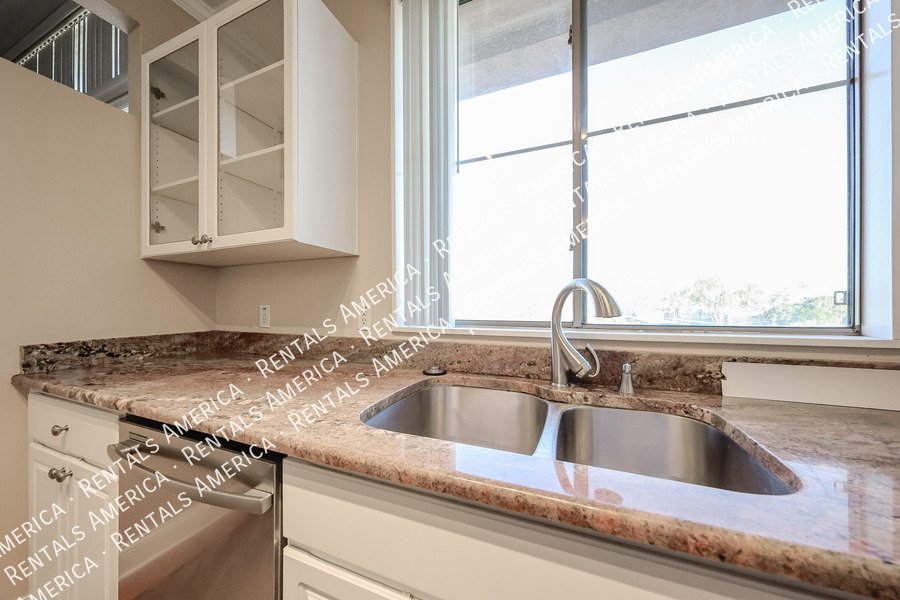 Great 2 bed, 2 bath condo with loft property image