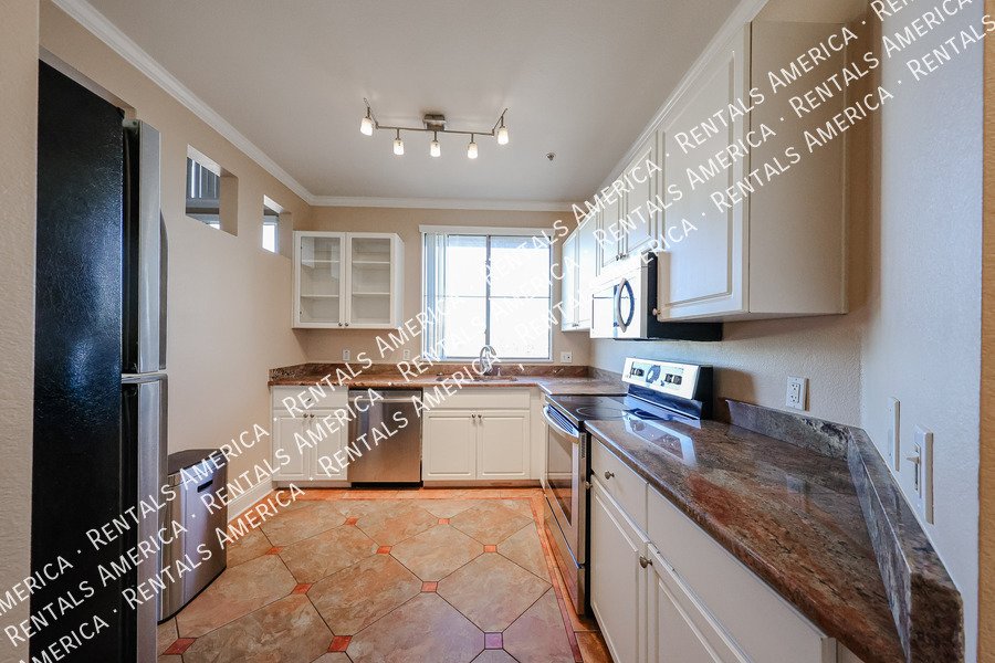 Great 2 bed, 2 bath condo with loft property image