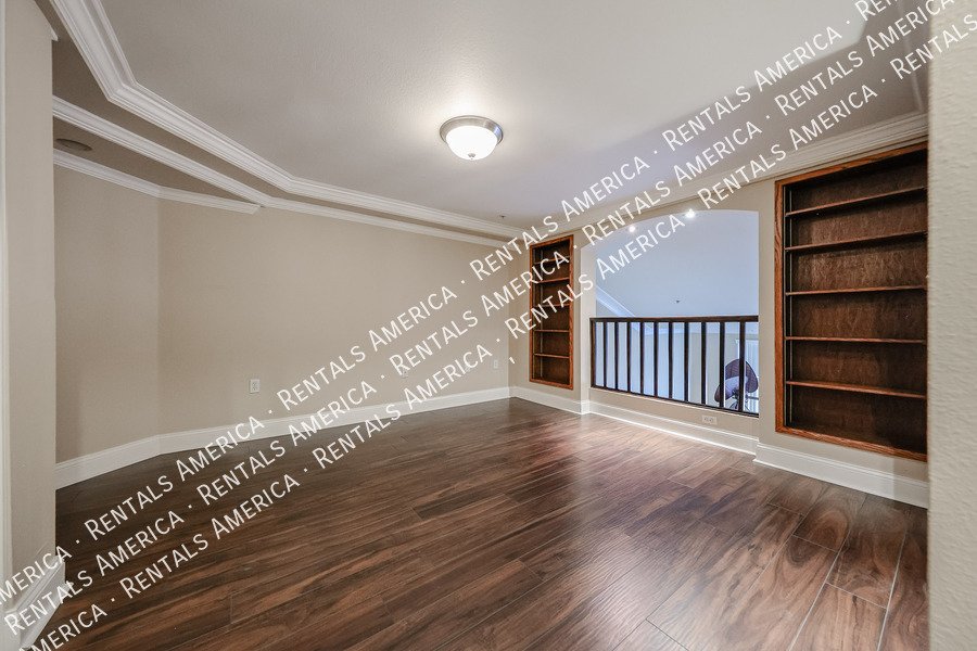 Great 2 bed, 2 bath condo with loft property image