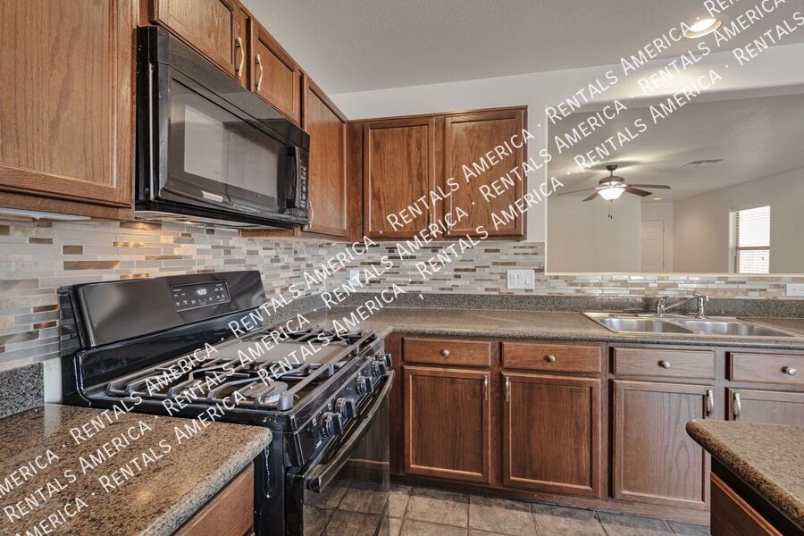 Upgraded 3 Bed 2 Bath Home in San Tan Valley! property image