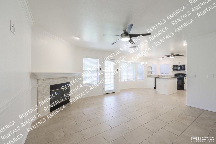 Beautiful home in Val Vista Lakes property image
