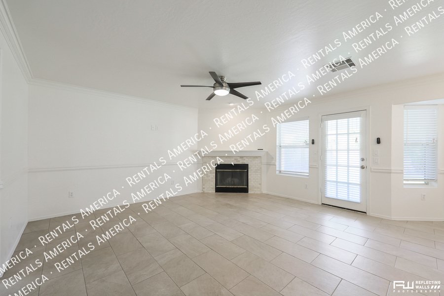 Beautiful home in Val Vista Lakes property image