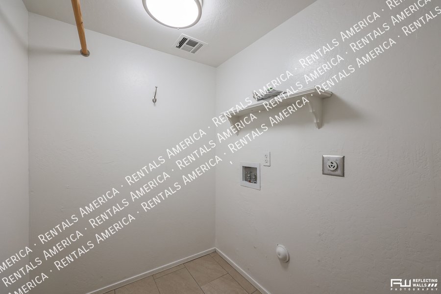 Beautiful home in Val Vista Lakes property image