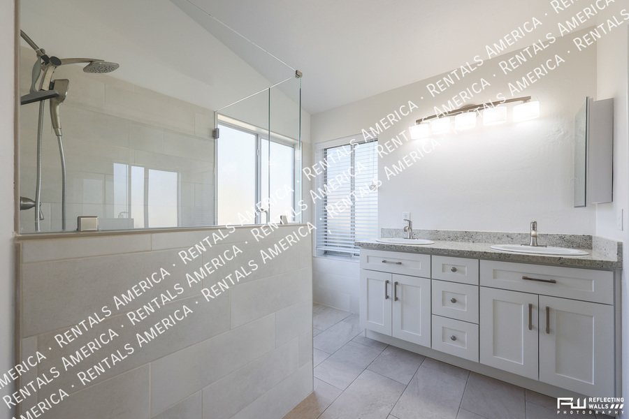 Beautiful home in Val Vista Lakes property image