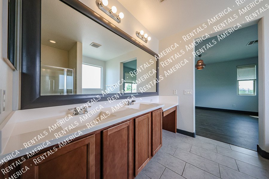 Beautiful 3-bed 2.5-bath home located in the sought-after Eastmark property image