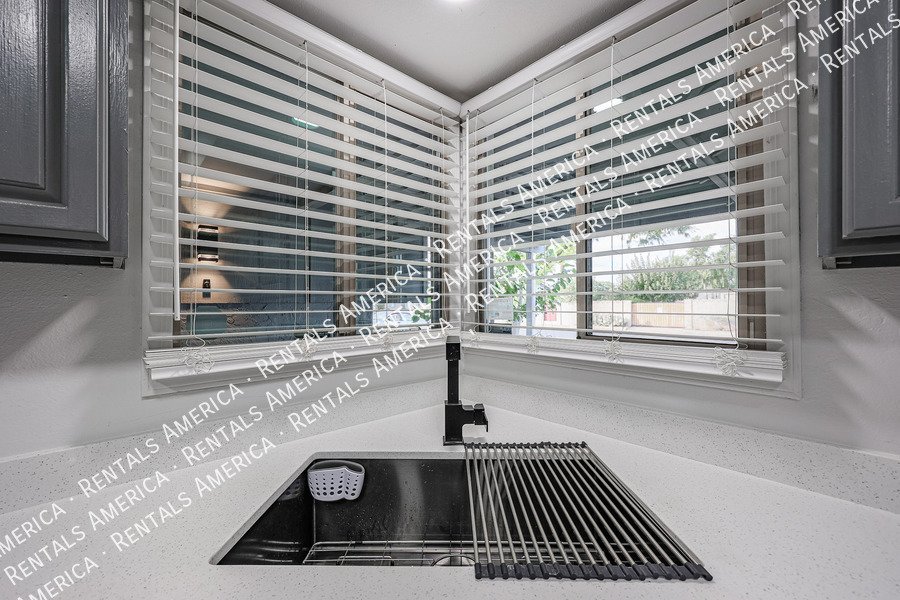 5 bedrooms, pool and Solar! property image