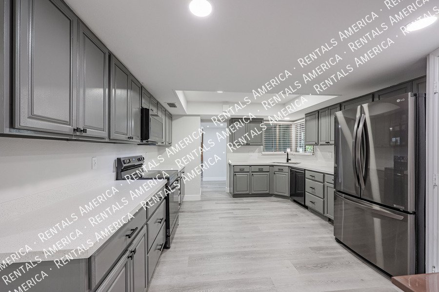5 bedrooms, pool and Solar! property image