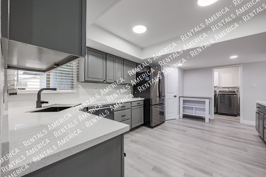 5 bedrooms, pool and Solar! property image