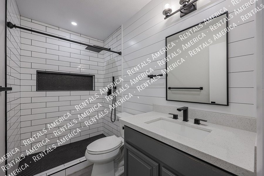 5 bedrooms, pool and Solar! property image
