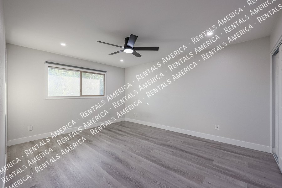 5 bedrooms, pool and Solar! property image