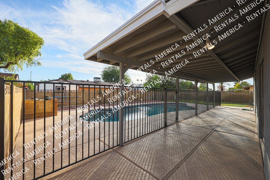 5 bedrooms, pool and Solar! property image
