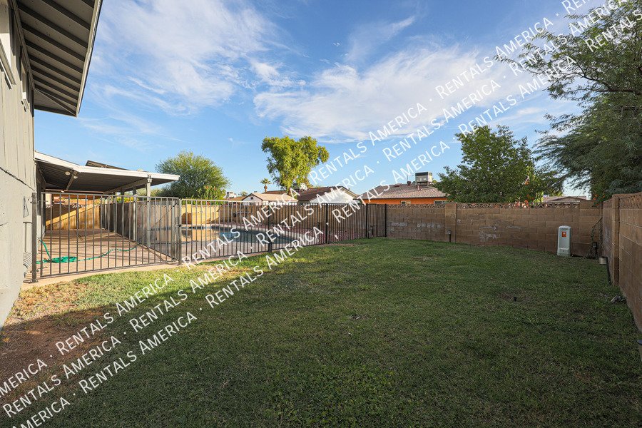 5 bedrooms, pool and Solar! property image