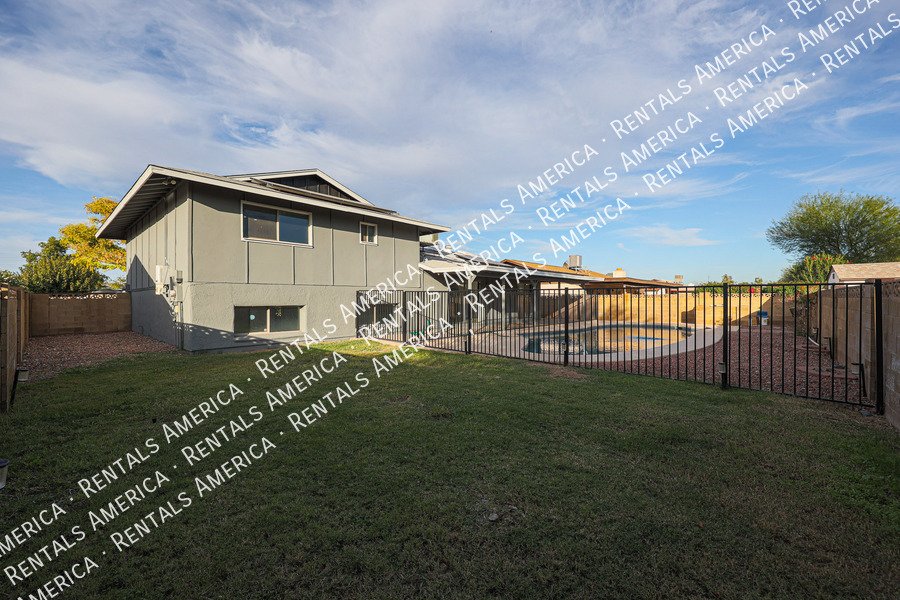 5 bedrooms, pool and Solar! property image