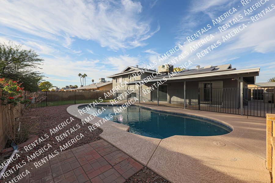 5 bedrooms, pool and Solar! property image