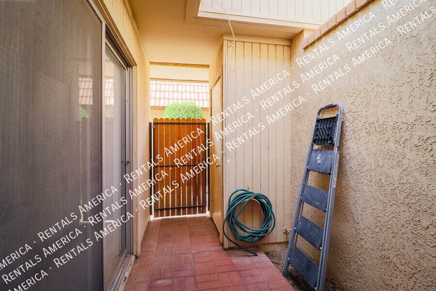 Cozy townhouse 2 bed / 2 bath property image
