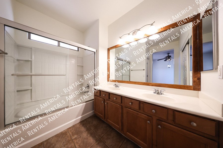 Stunning 3 BR / 2 BA Gateway Village Home in Gilbert property image