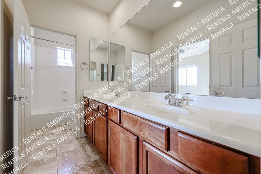 Upscale 4 Bedroom Home in Desert Ridge property image