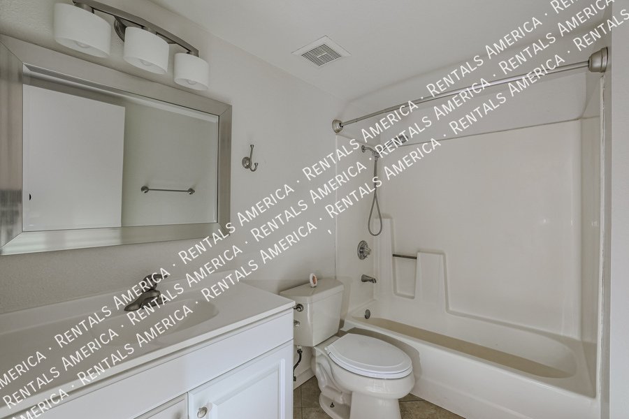 Beautiful 2 bed/2 bath condo property image