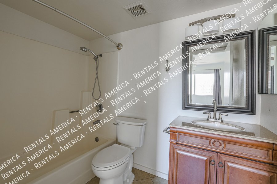 Beautiful 2 bed/2 bath condo property image