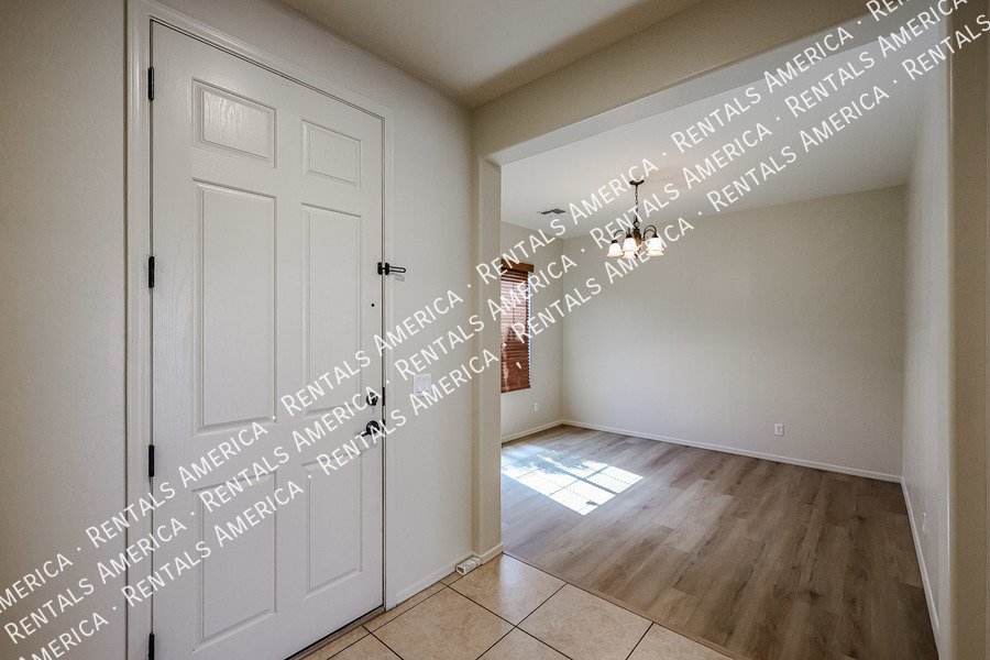 4 bedroom/3 bath with 3 car tandem garage! property image
